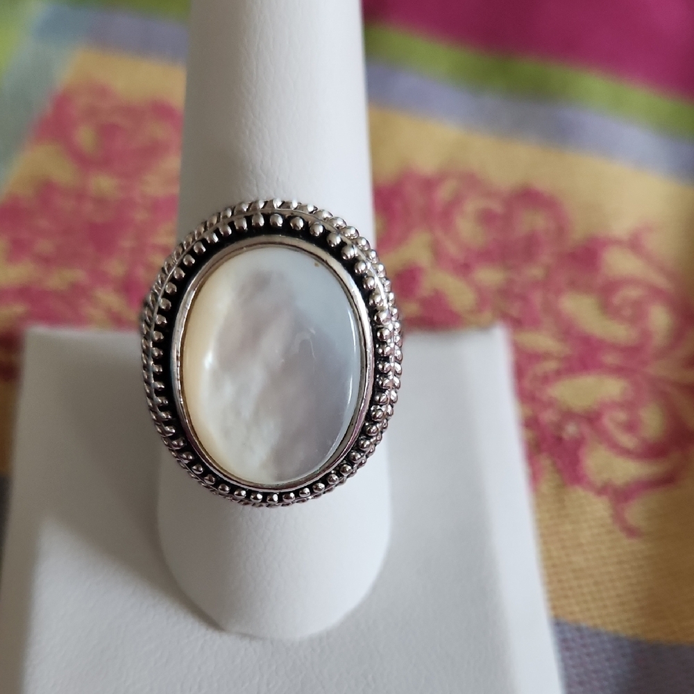 OVAL MOONSTONE WHITE FASHION JEWELRY RING SILVERTONE SZ APPROX 3/4 IN BY 1 IN